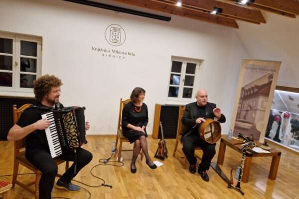 Večer ljudskih pripovedi za odrasle z Anjo Štefan, Boštjanom Gombačem in Janezom Dovčem