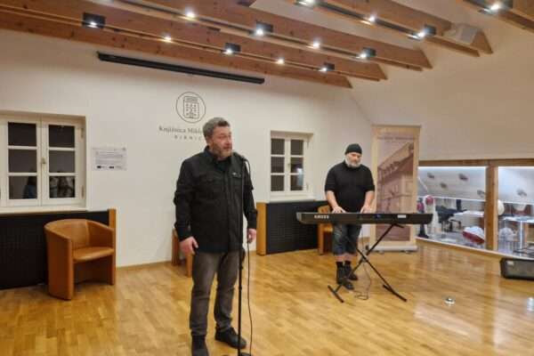 Večer ljudskih pravljic z duetom Vroča župa