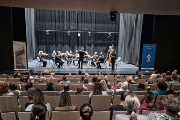 Družinska predstava Sivi volk na pikniku Koncertnega abonmaja Ribnica